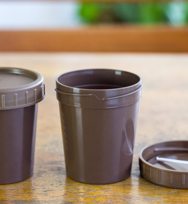 Remplissage De Chocolat Dans Des Contenants En Plastique